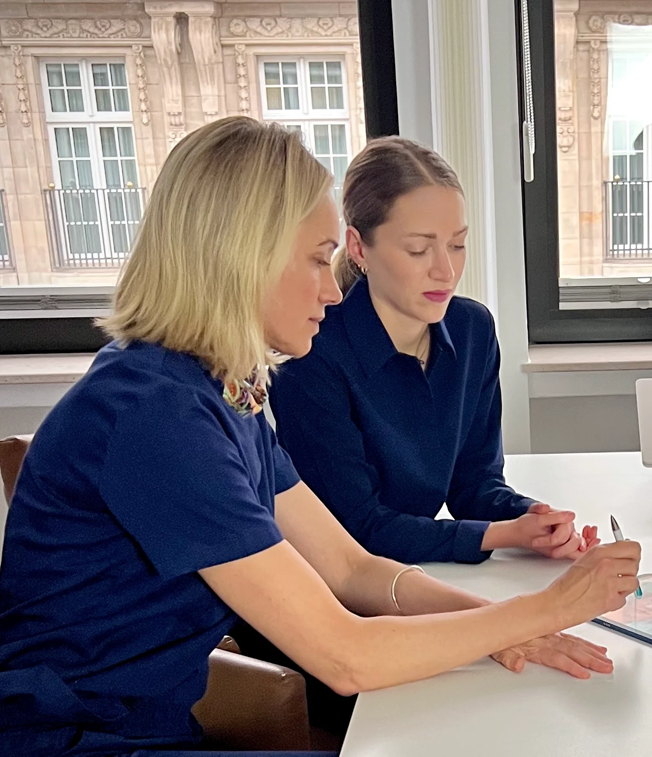 Plastische Chirurginnen der Praxis Dr. Limbourg bei der OP Planung